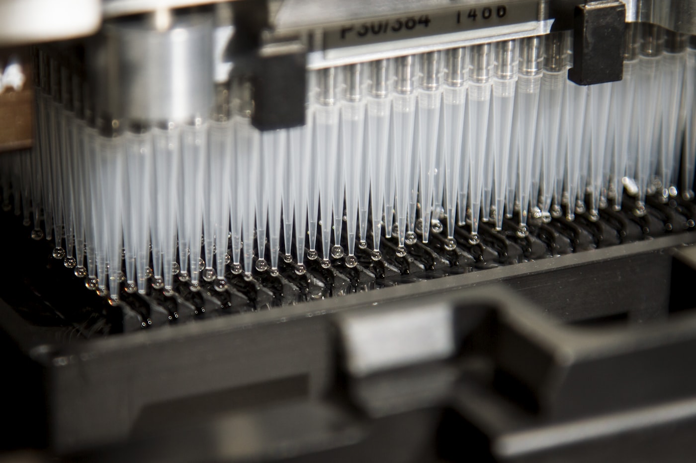 Automated diagnostic liquid-handling system in a medical laboratory